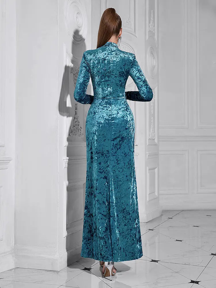 Minimalistisches Kleid mit hohem Kragen und Schlitz