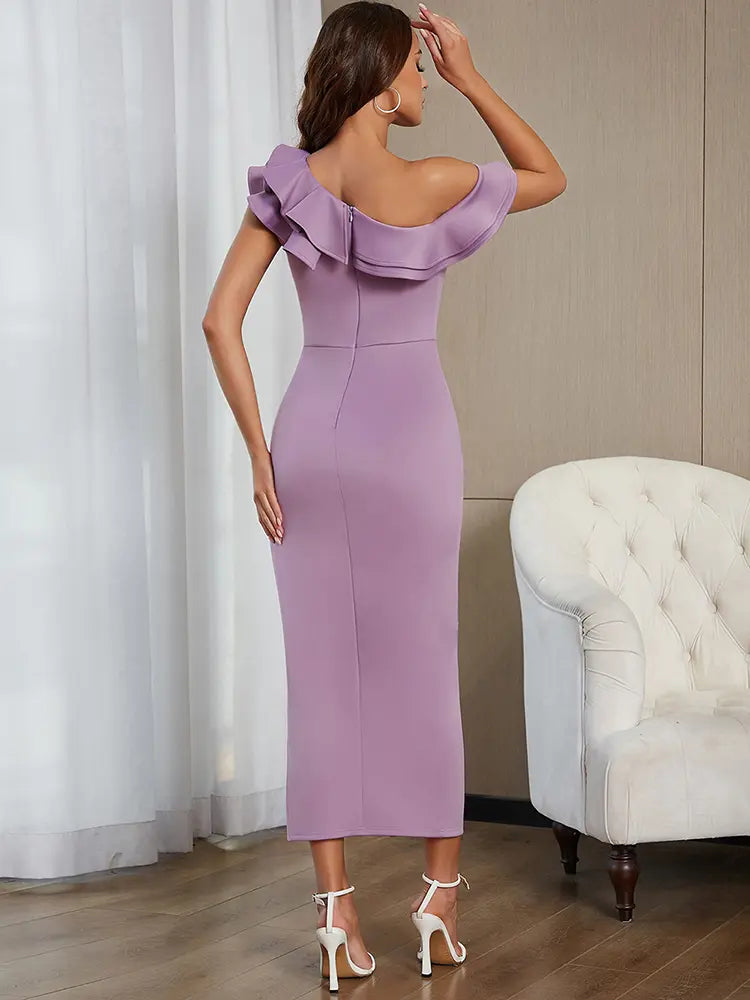 Elegantes, gerafftes Schlitzkleid mit Schulterbetonung