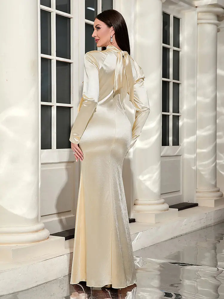 Langärmliges schulterfreies Kleid zum Binden