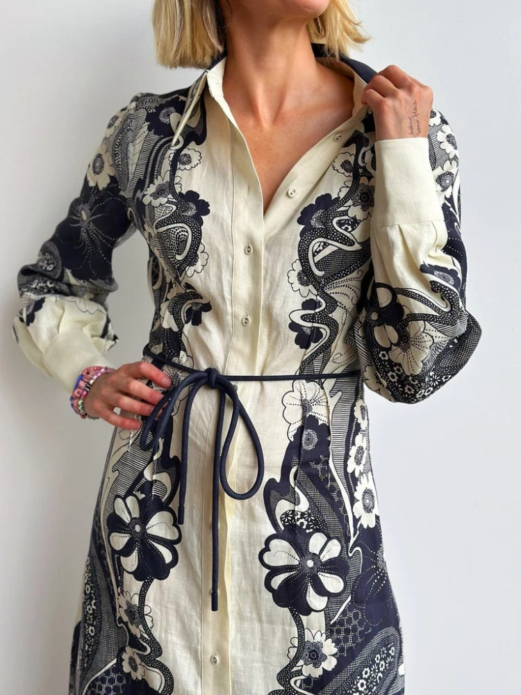 Hochtailliertes durchgeknöpftes Kleid