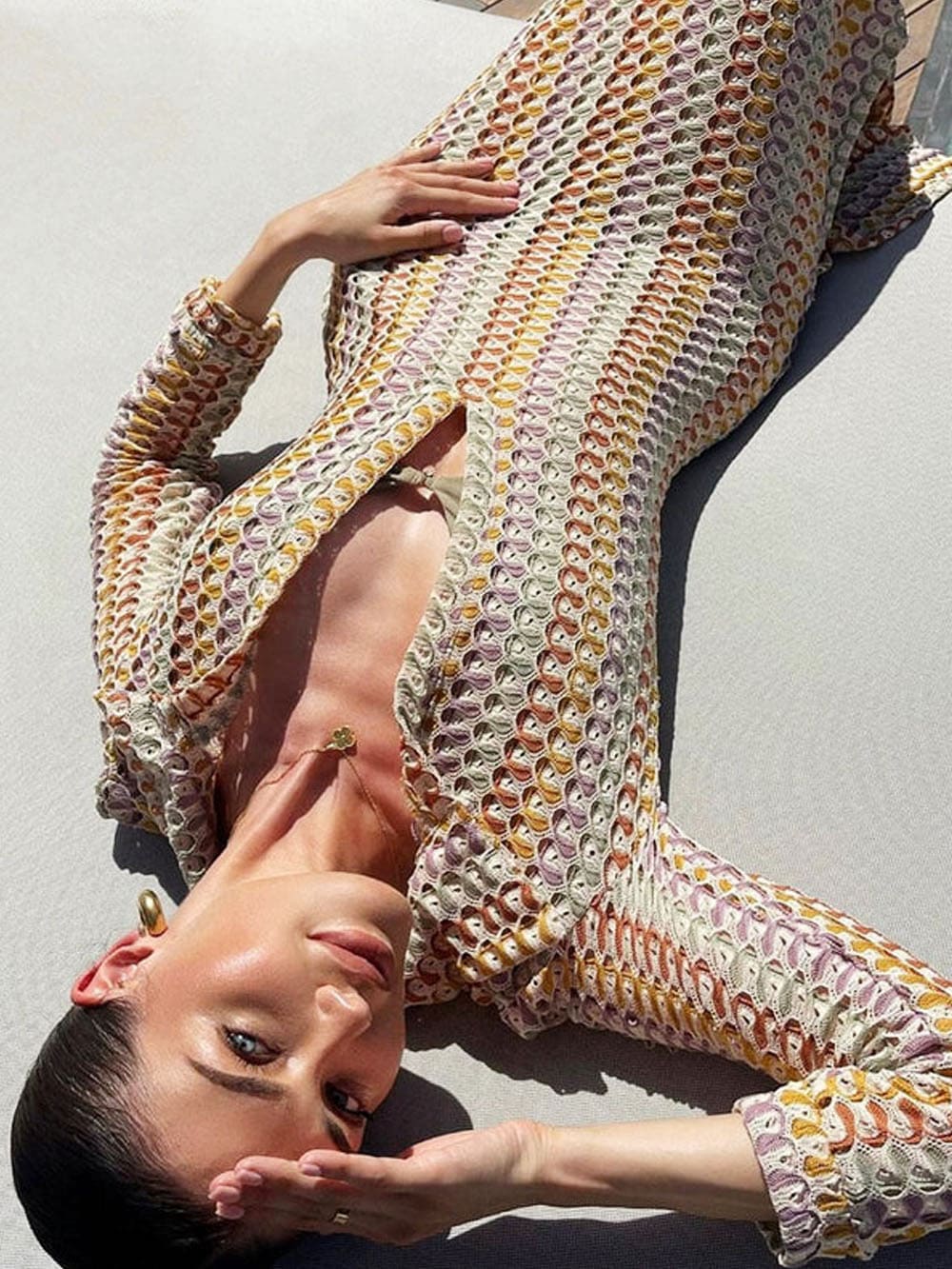 Boho Maxikleid mit V-Ausschnitt, Kragen, Seitenschlitz und Wellenstreifen-Häkelmuster – Braun