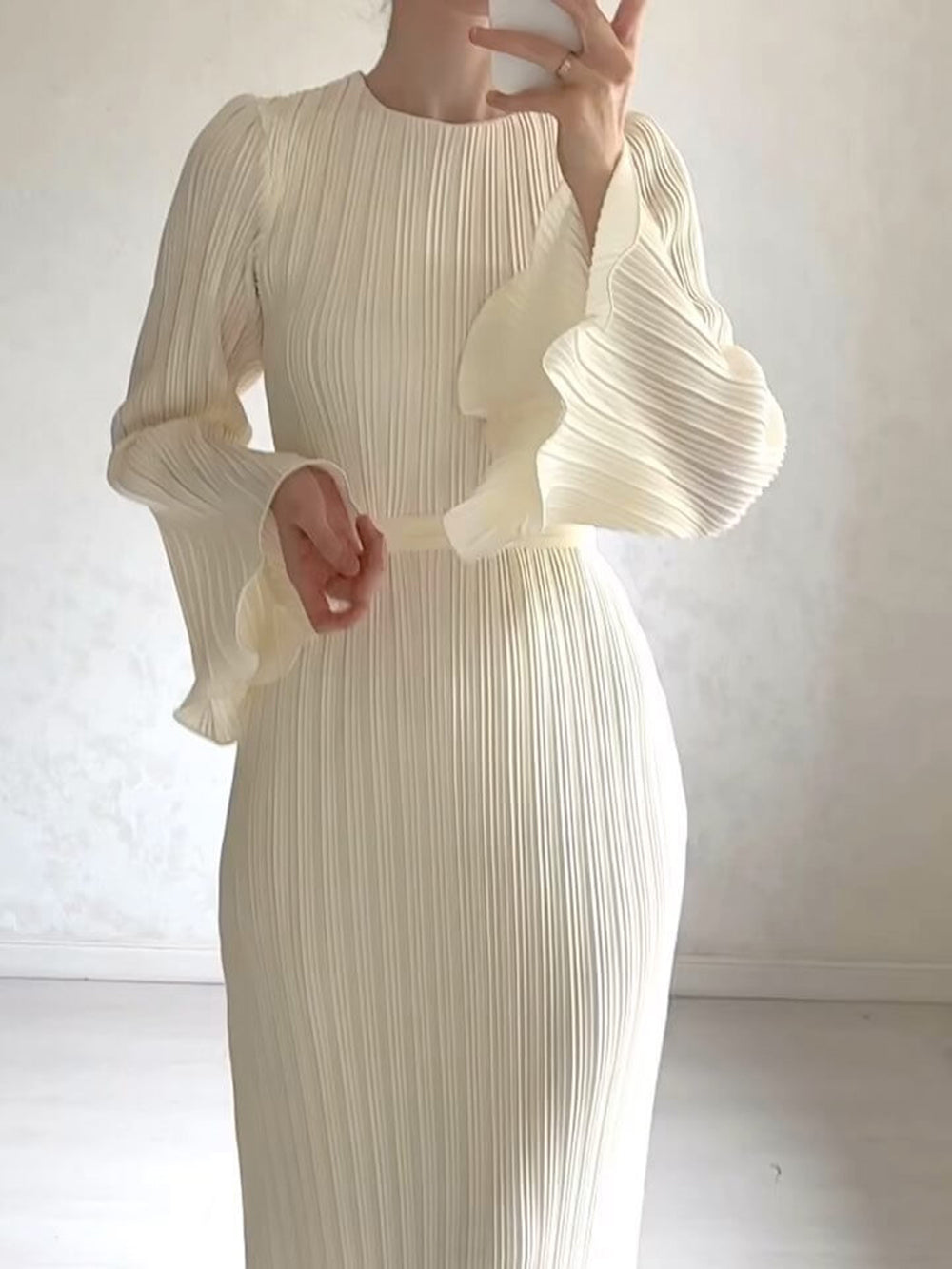 Plissiertes Maxi-Kleid mit Glockenärmeln