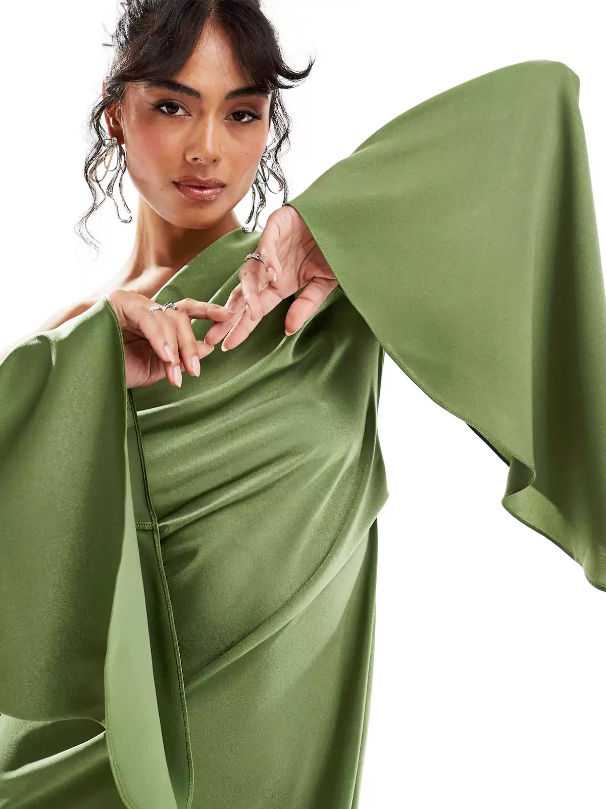 Grünes asymmetrisches Satin-Maxikleid