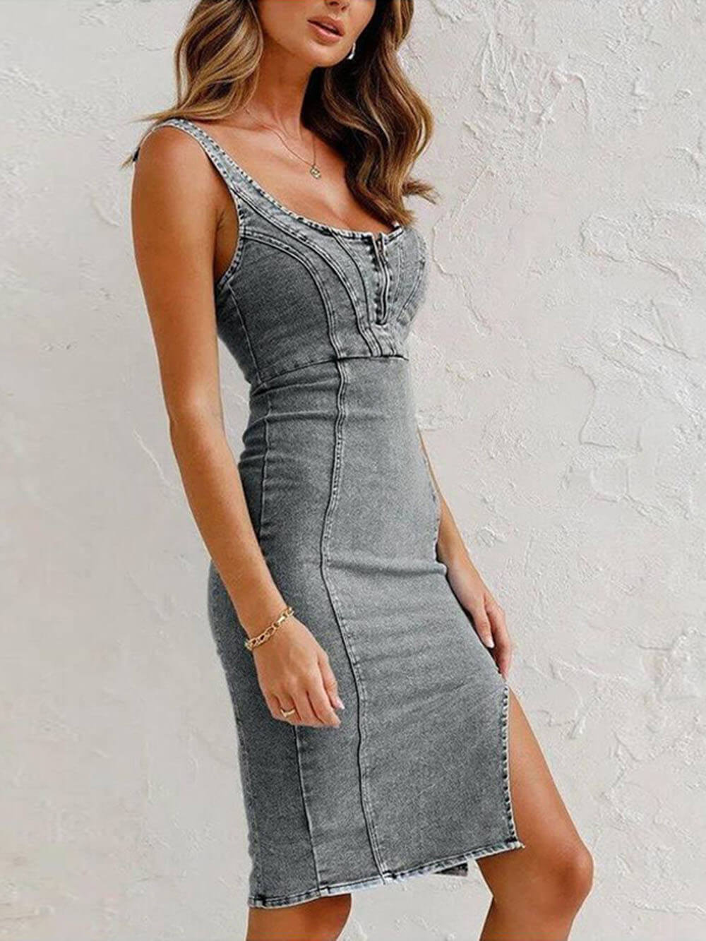 Dieses unverzichtbare Jeans-Midi-Kleid der Saison mit verstellbaren Trägern, Reißverschluss und festem Stretch
