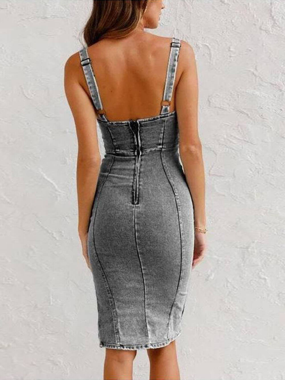 Dieses unverzichtbare Jeans-Midi-Kleid der Saison mit verstellbaren Trägern, Reißverschluss und festem Stretch