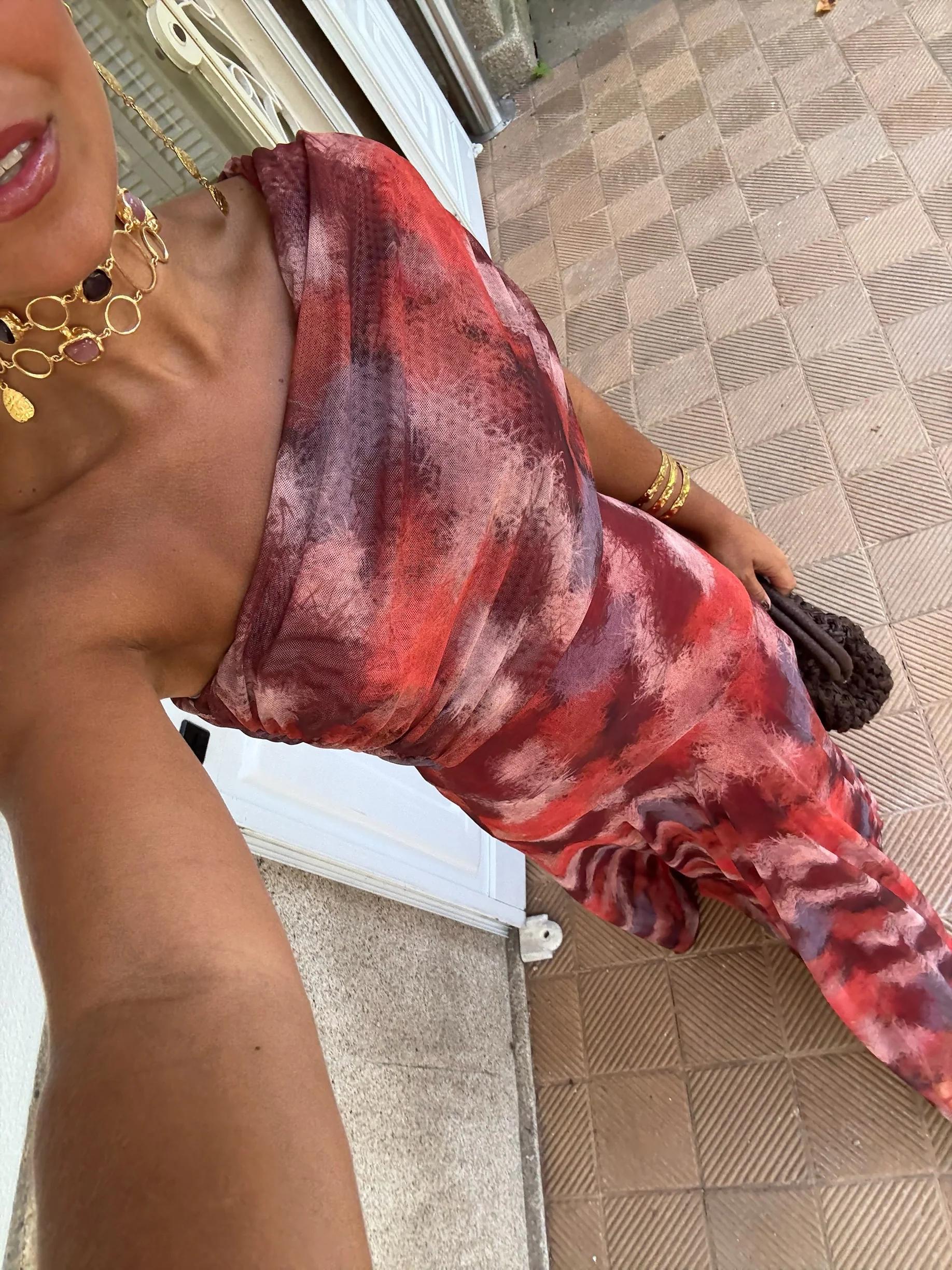 Ein schulterfreies Batik-Maxikleid