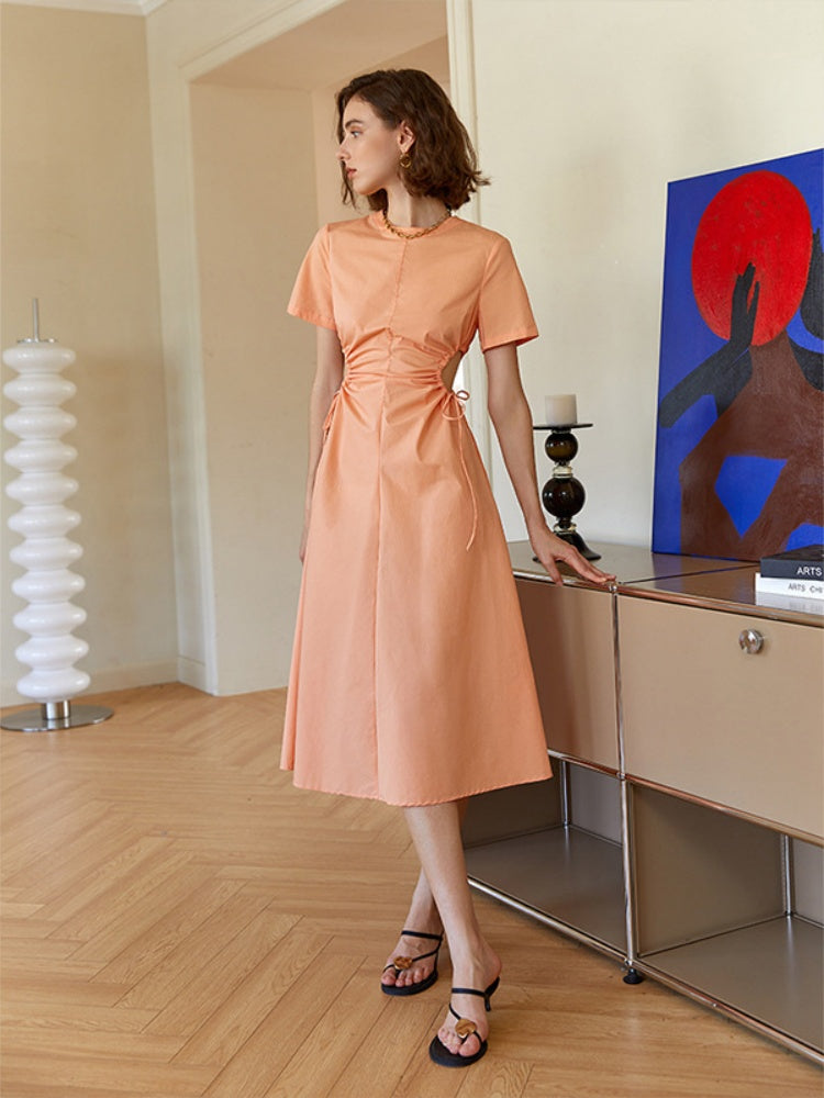 Taillenbetontes Midi-Kleid im Designer-Stil