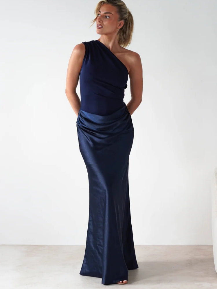 Ärmelloses Kleid mit asymmetrischem Ausschnitt