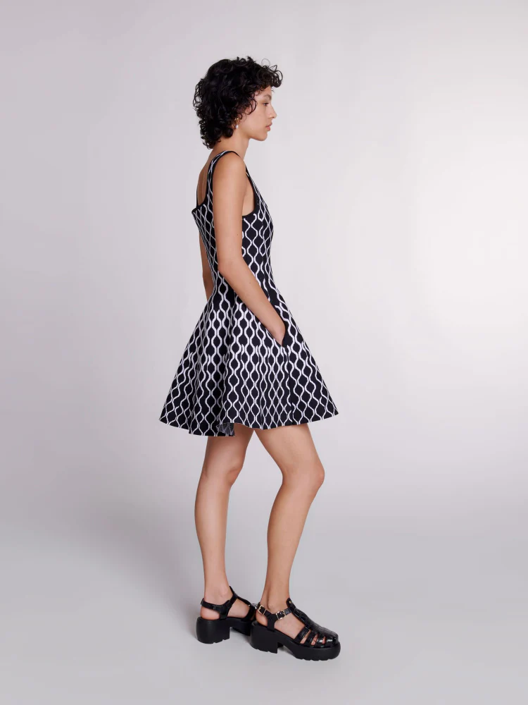 Mona Strickkleid mit abstraktem Muster, eckigem Ausschnitt und Minilänge