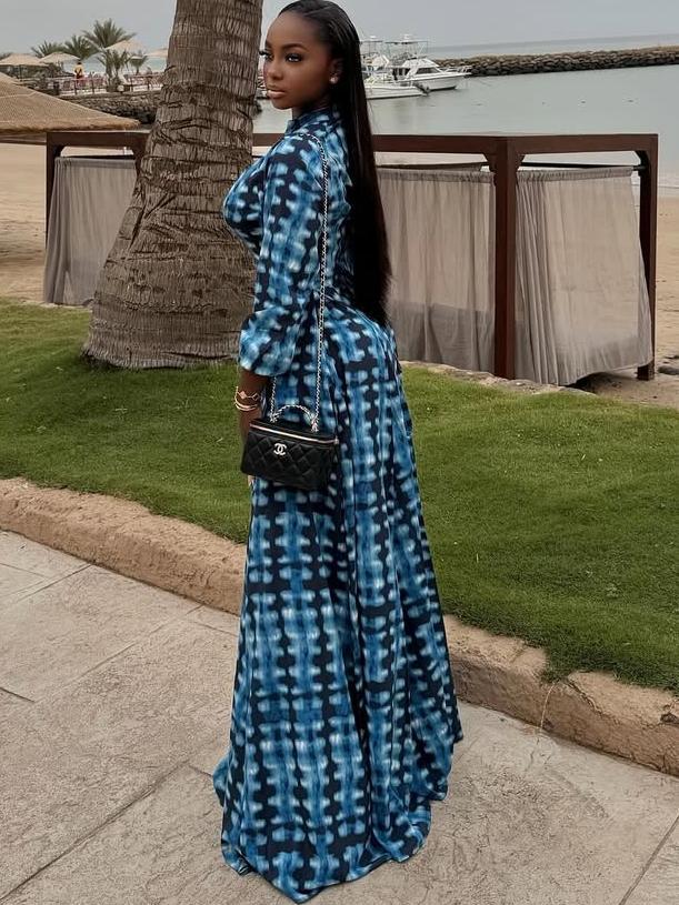Blaues Batik-Maxikleid mit Knopfleiste