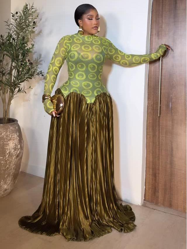 Maxikleid mit Falten und Netz-Einsätzen im Retro-Stil