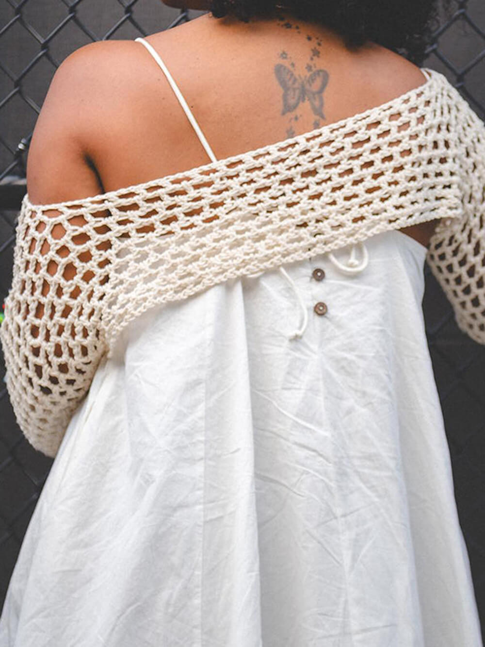 Legerer Strickbolero und Midikleid