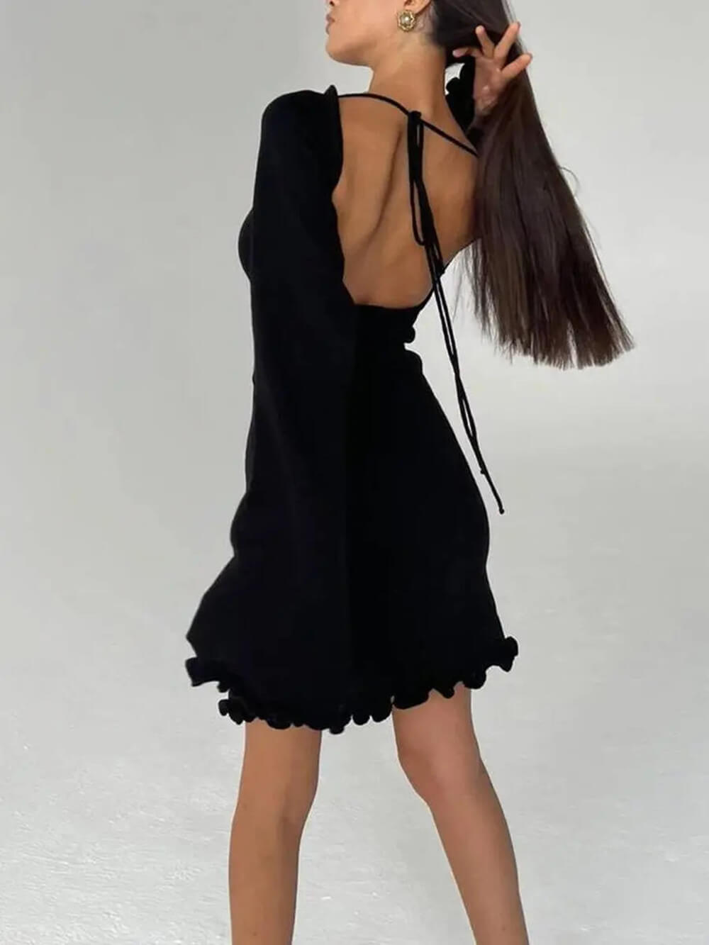 Kurzes Kleid mit Rundhalsausschnitt und Rüschenärmeln