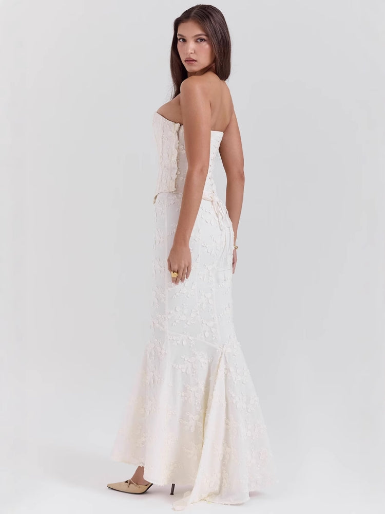Besticktes schulterfreies, rückenfreies, tailliertes Maxikleid
