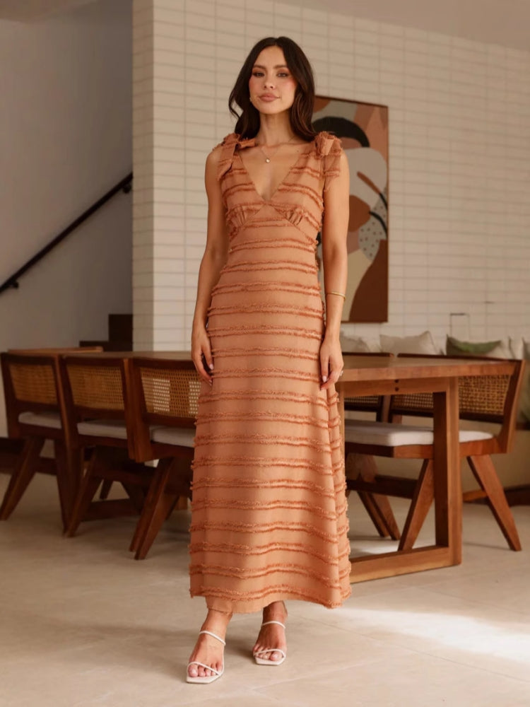 Sommerliches französisches V-Ausschnitt-Maxikleid mit Textur
