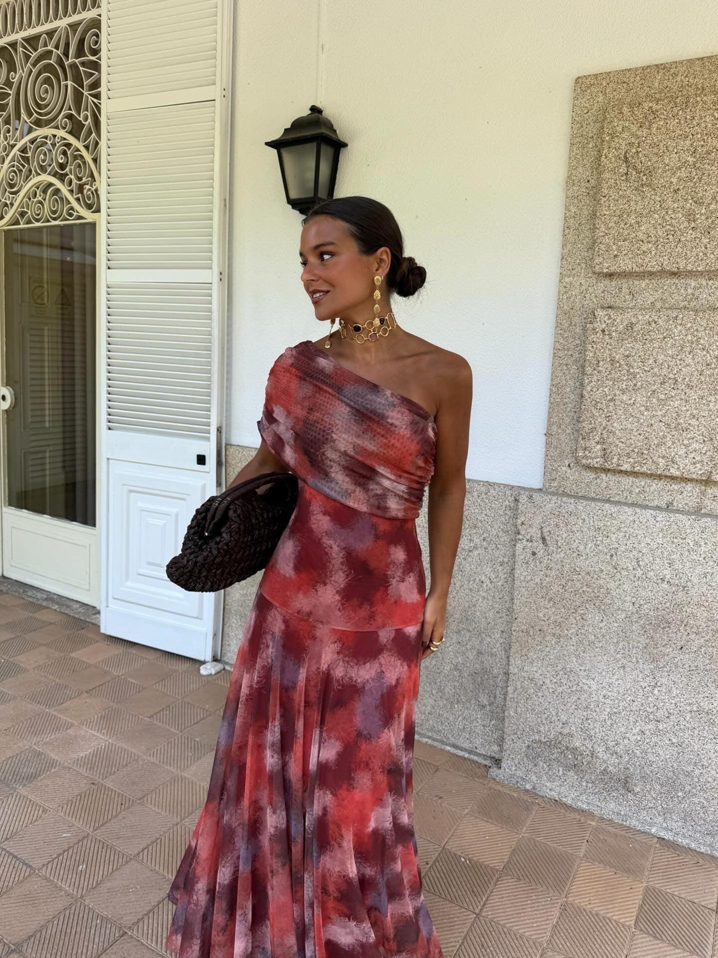 Ein schulterfreies Batik-Maxikleid