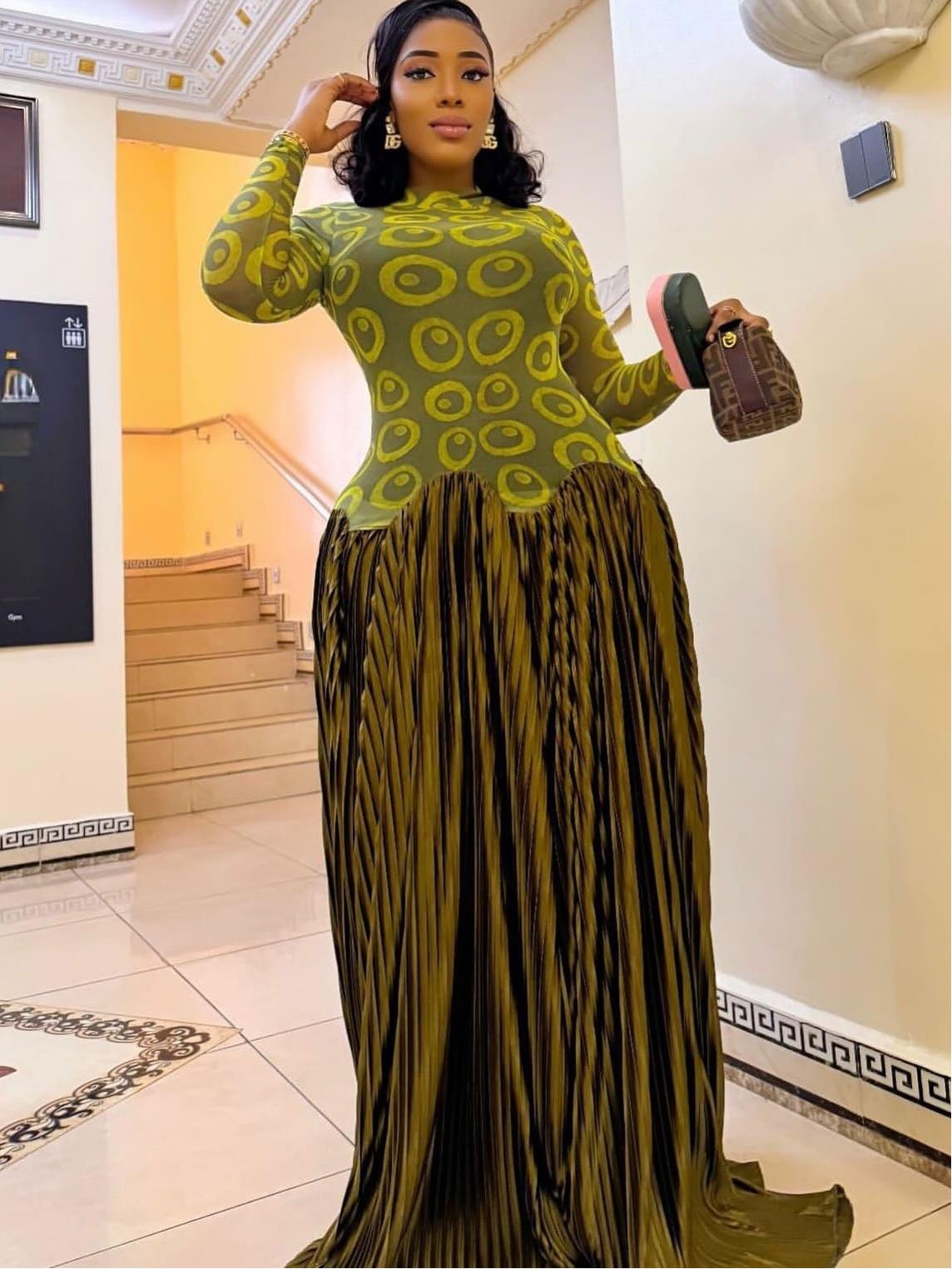 Maxikleid mit Falten und Netz-Einsätzen im Retro-Stil
