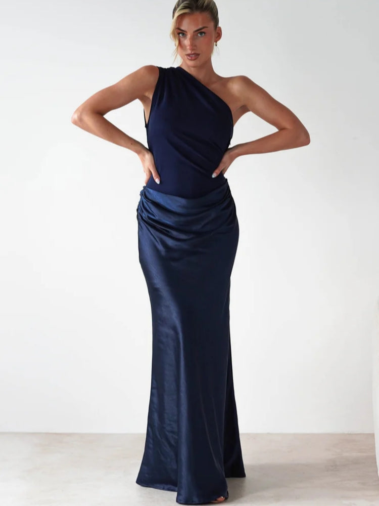 Ärmelloses Kleid mit asymmetrischem Ausschnitt