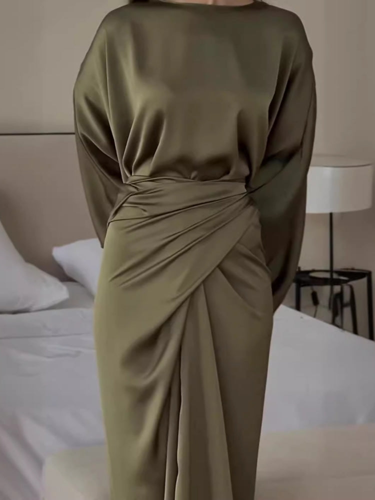 Satin-Maxikleid mit Fledermausärmeln