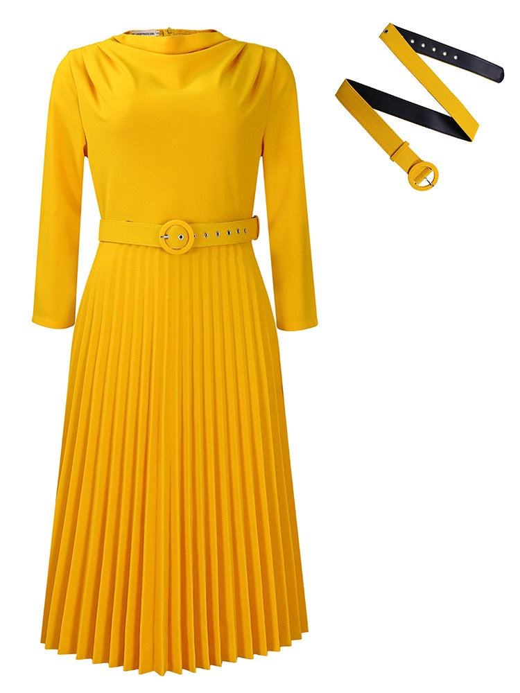 Elegantes einfarbiges Faltenkleid mit Gürtel