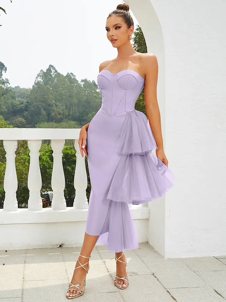 Trägerloses Spitzenkleid mit Schlitz und Bandagen-Design