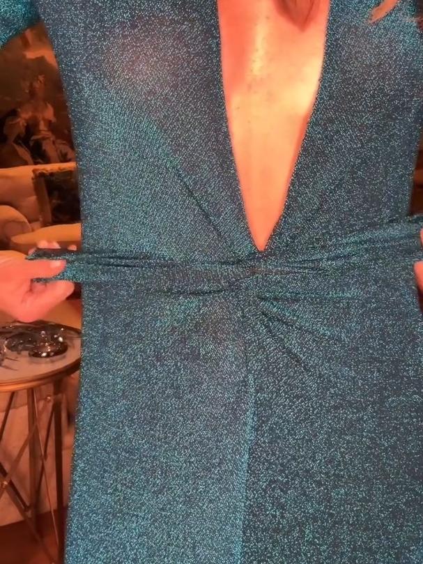 Blaues Lurex-Maxikleid mit tiefem V-Ausschnitt