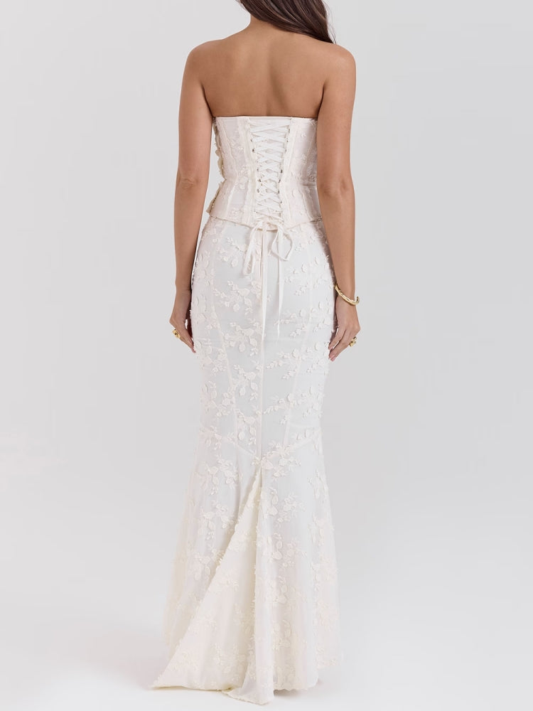 Besticktes schulterfreies, rückenfreies, tailliertes Maxikleid