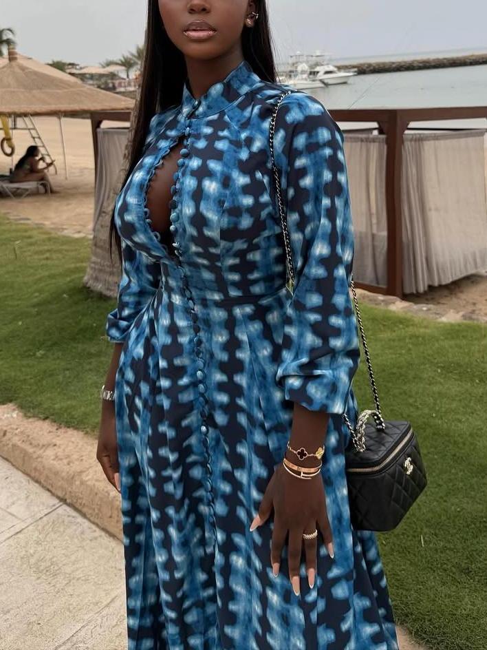 Blaues Batik-Maxikleid mit Knopfleiste