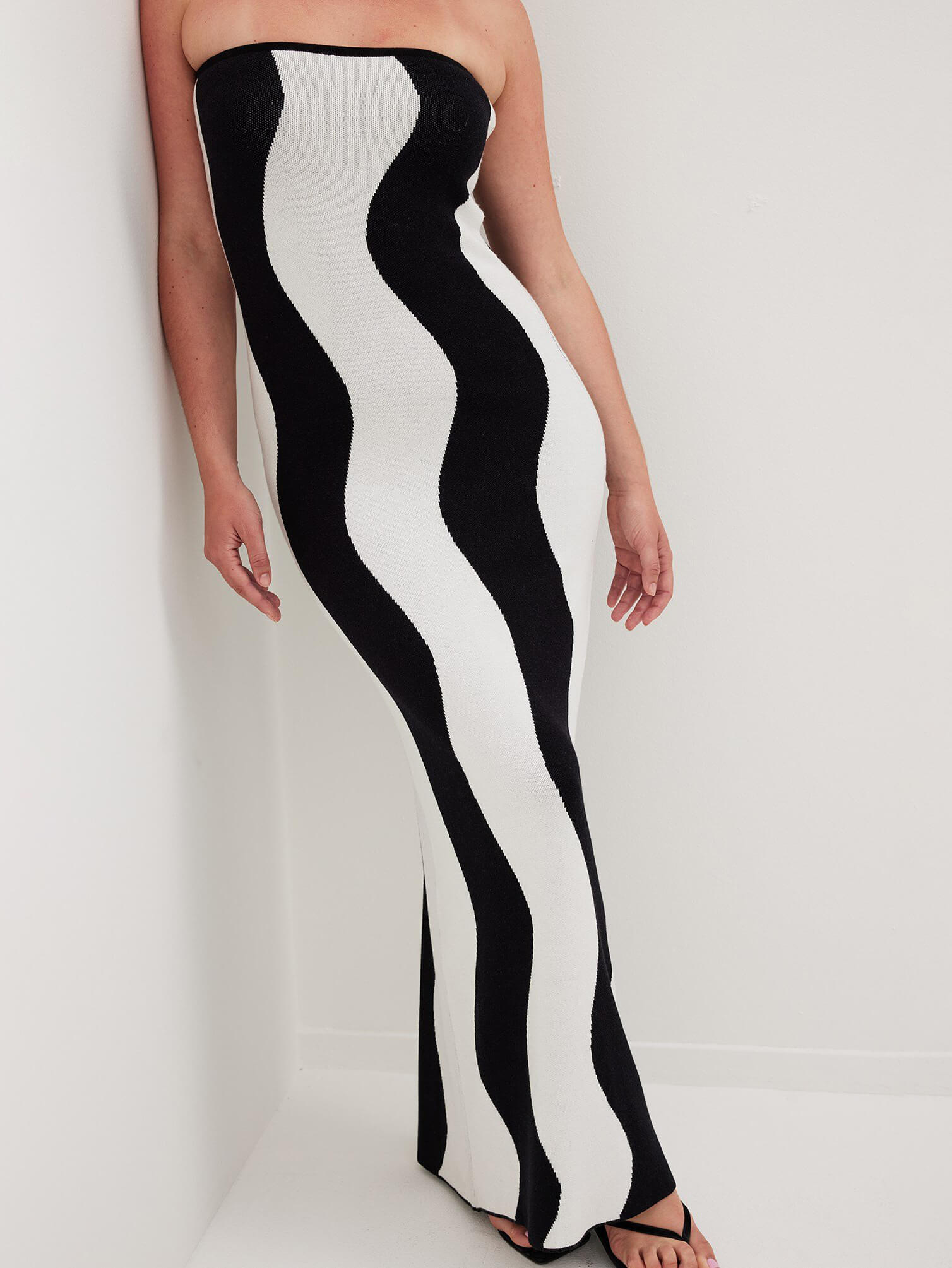 Gewelltes, gestreiftes Bandeau-Midikleid mit Kontrast