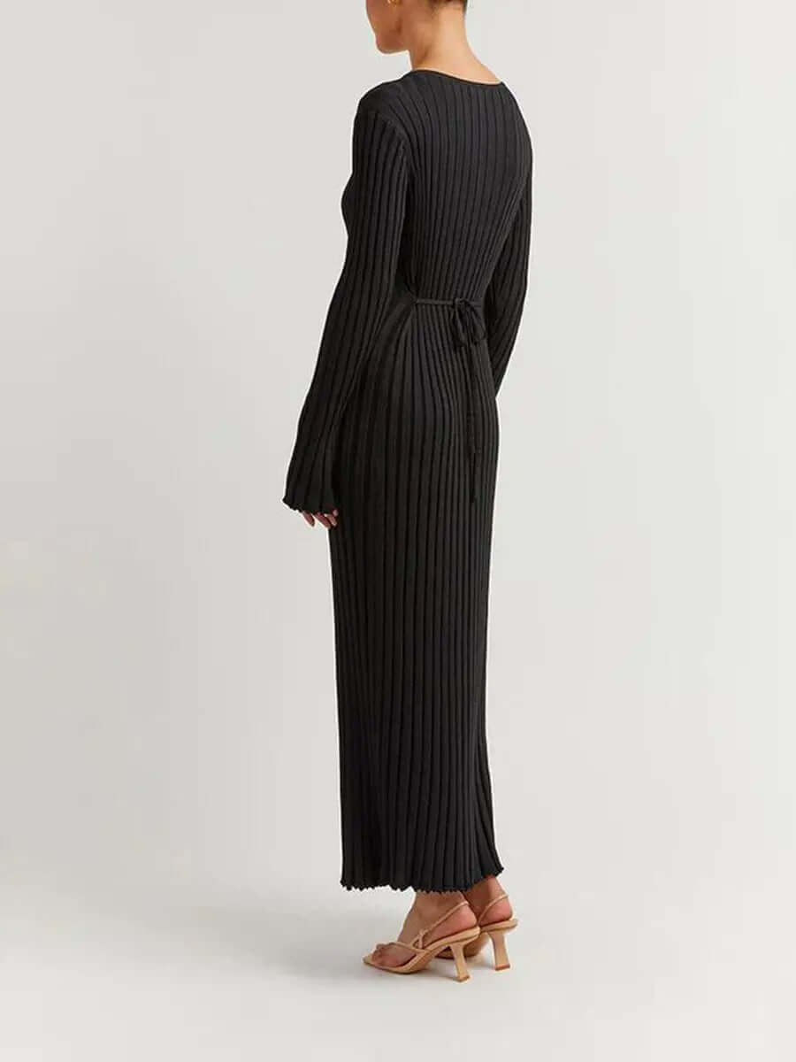 Maxikleid mit V-Ausschnitt, Rüschenärmeln und geripptem Strickmuster