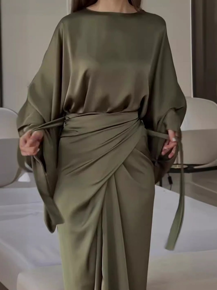 Satin-Maxikleid mit Fledermausärmeln
