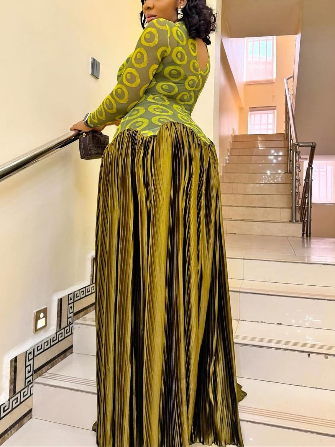 Maxikleid mit Falten und Netz-Einsätzen im Retro-Stil