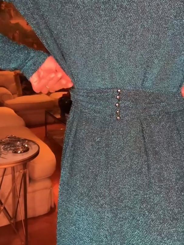 Blaues Lurex-Maxikleid mit tiefem V-Ausschnitt