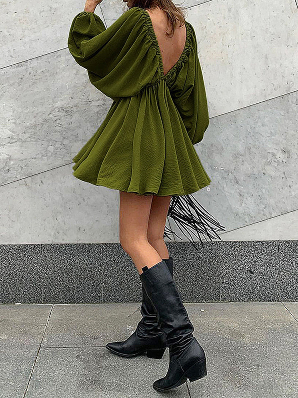 Gewebtes Skater-Minikleid mit tiefem Ausschnitt
