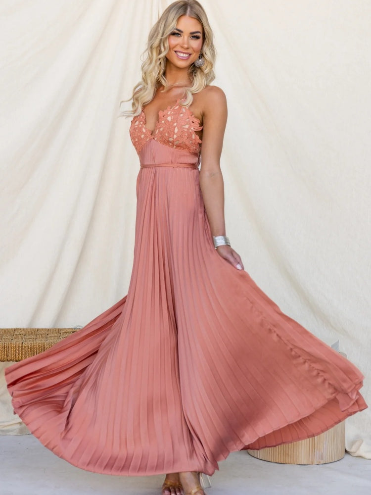 Dramatisches rückenfreies Festkleid