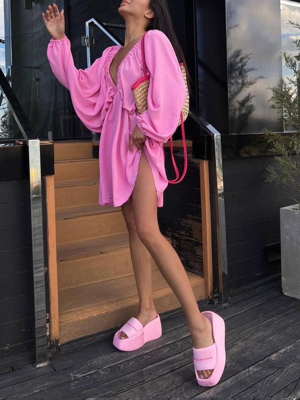 Gewebtes Skater-Minikleid mit tiefem Ausschnitt