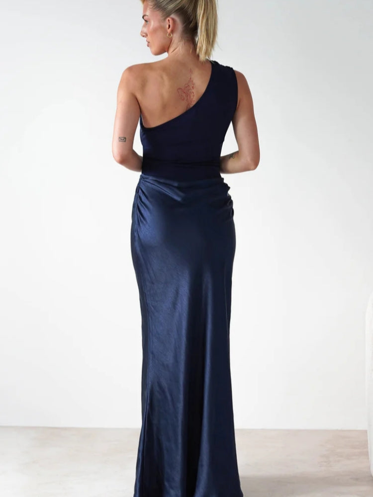 Ärmelloses Kleid mit asymmetrischem Ausschnitt