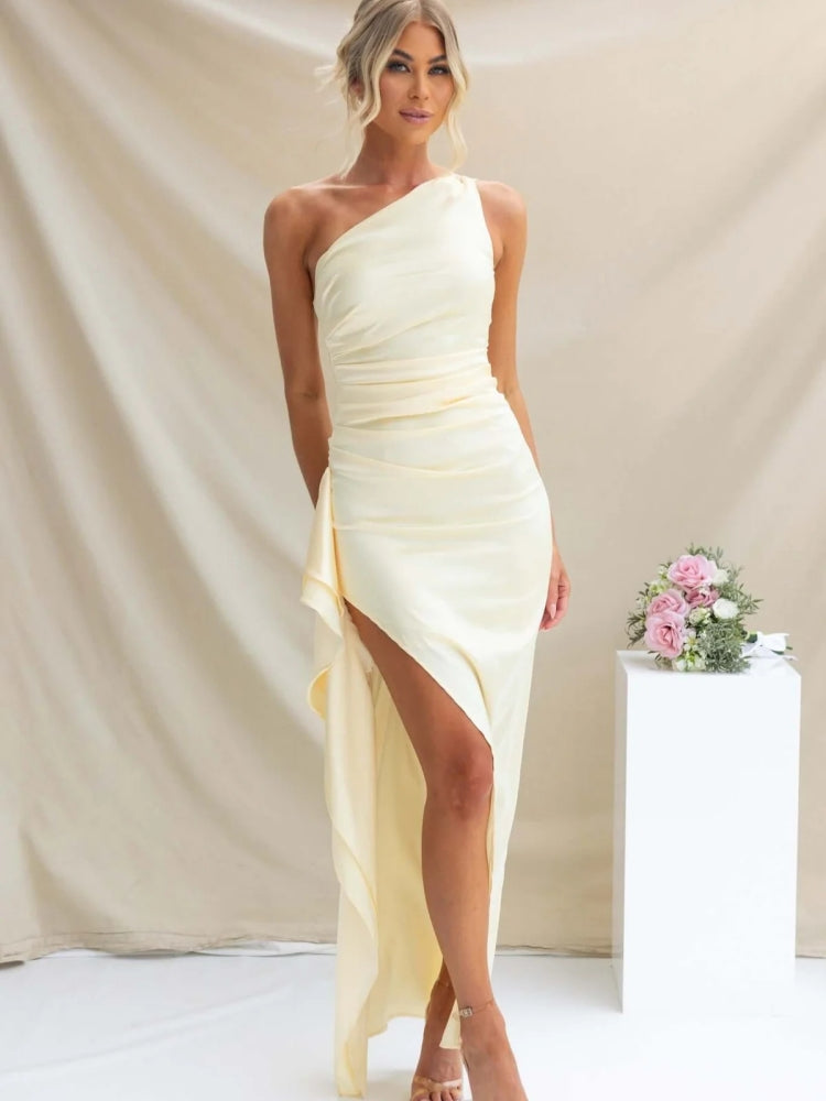 Asymmetrisches Abendkleid mit Schlitz