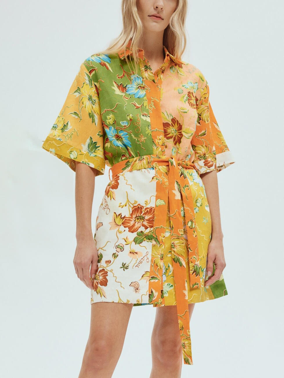 Einzigartiges, kontrastierendes Mini-Blumenkleid