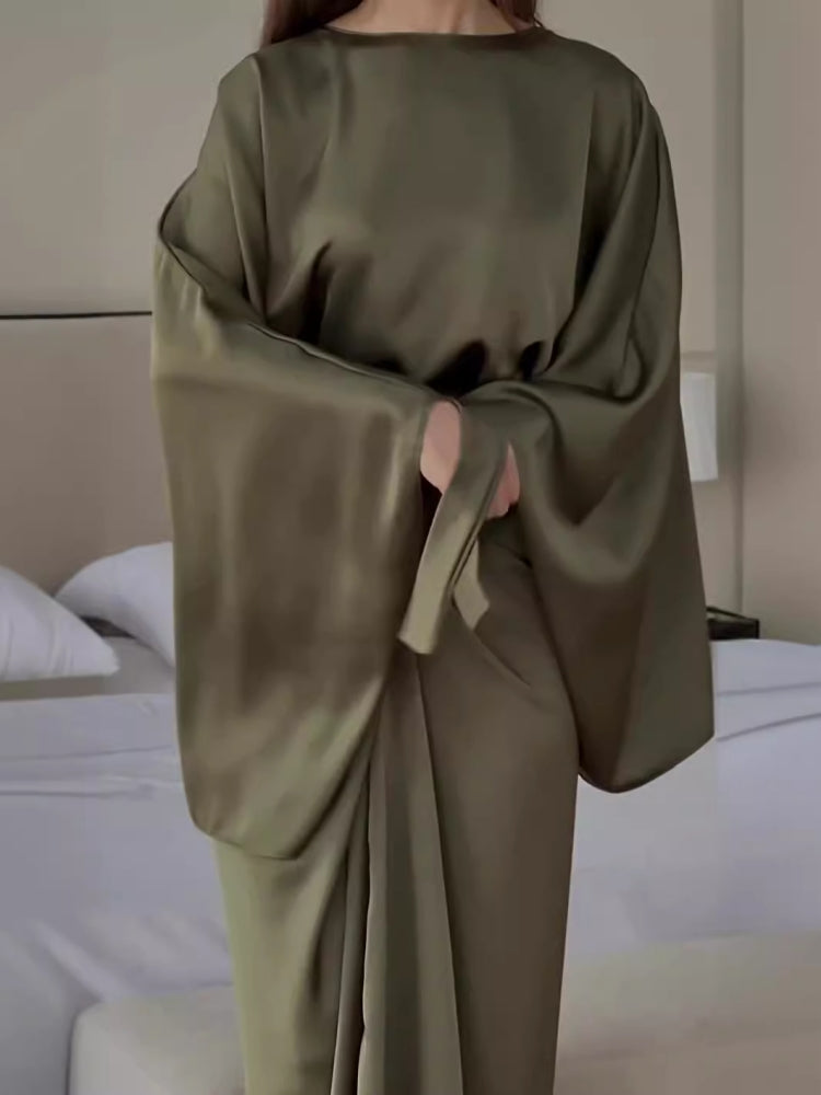 Satin-Maxikleid mit Fledermausärmeln