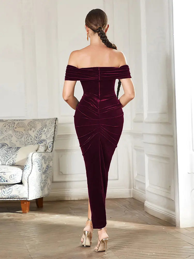 Schulterfreies, gerafftes Kleid mit Schlitz