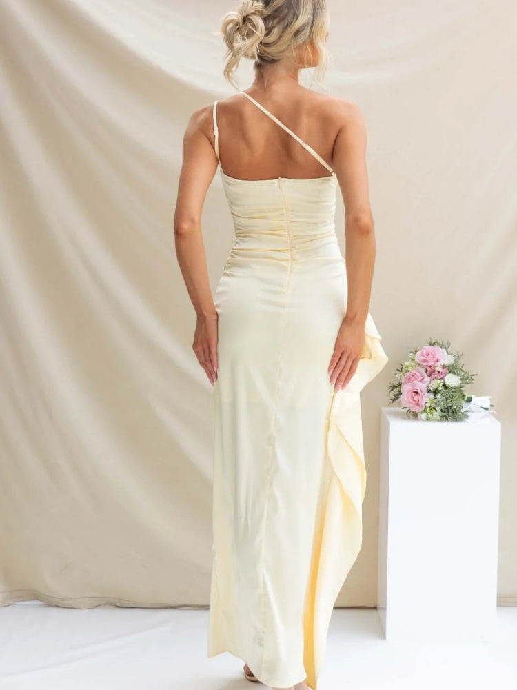 Asymmetrisches Abendkleid mit Schlitz