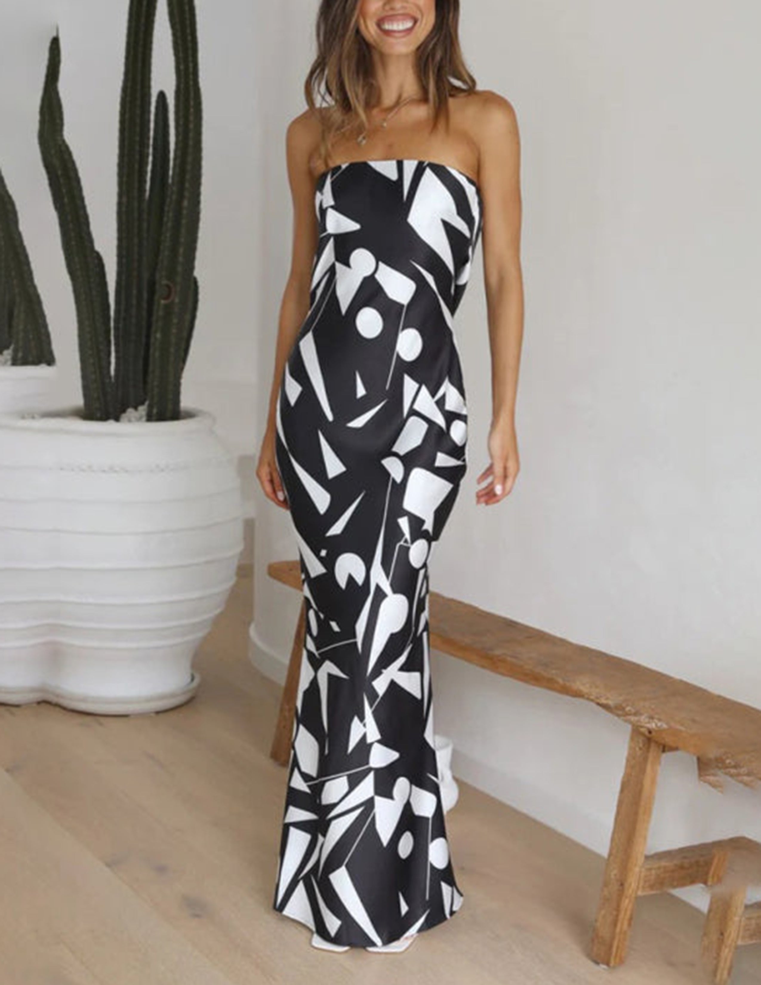Satin-Off-Shoulder-Maxikleid mit geometrischem Muster
