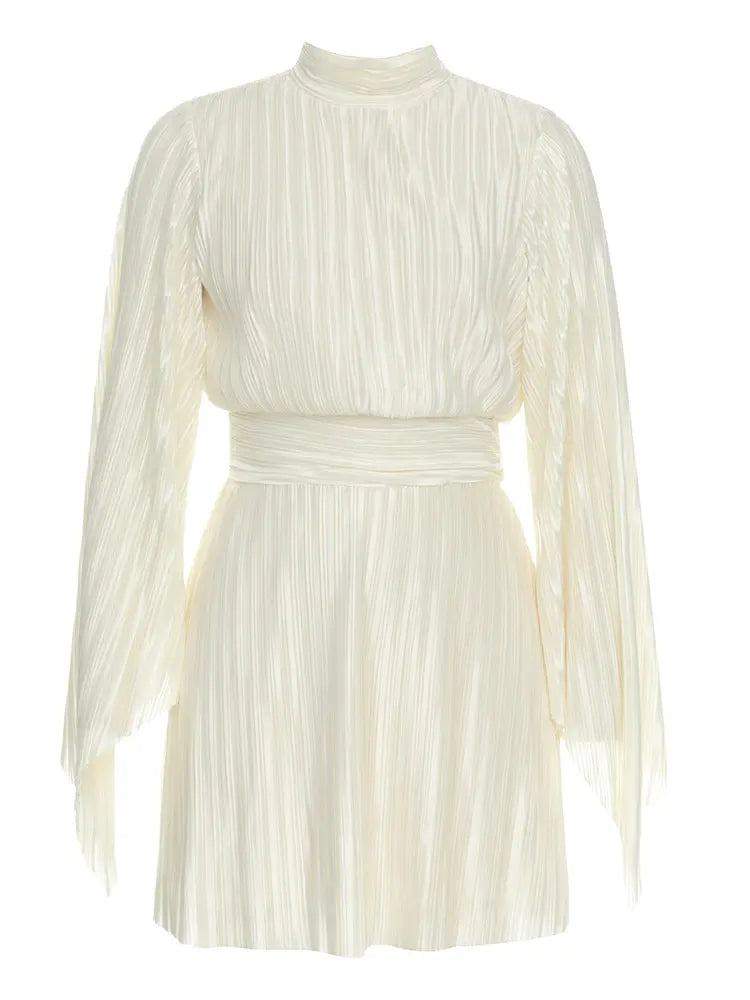 Elegantes Rüschenkleid mit ausgestellten Ärmeln