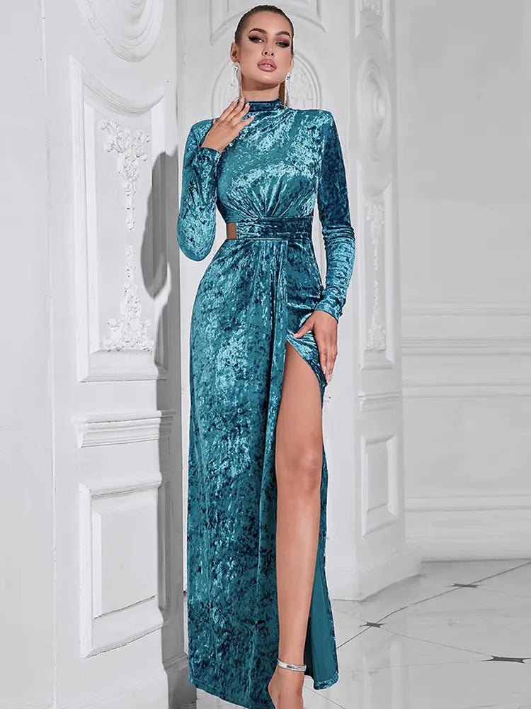 Minimalistisches Kleid mit hohem Kragen und Schlitz