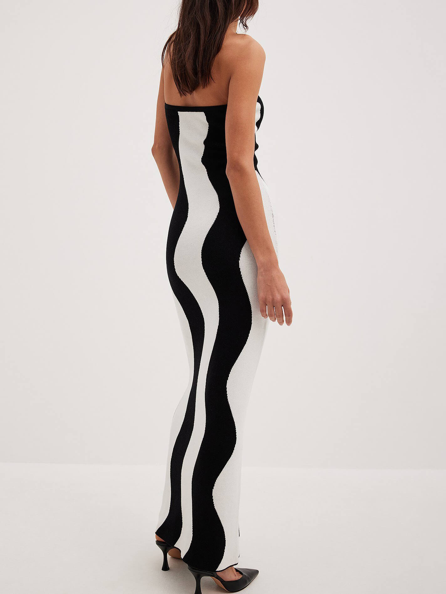 Gewelltes, gestreiftes Bandeau-Midikleid mit Kontrast