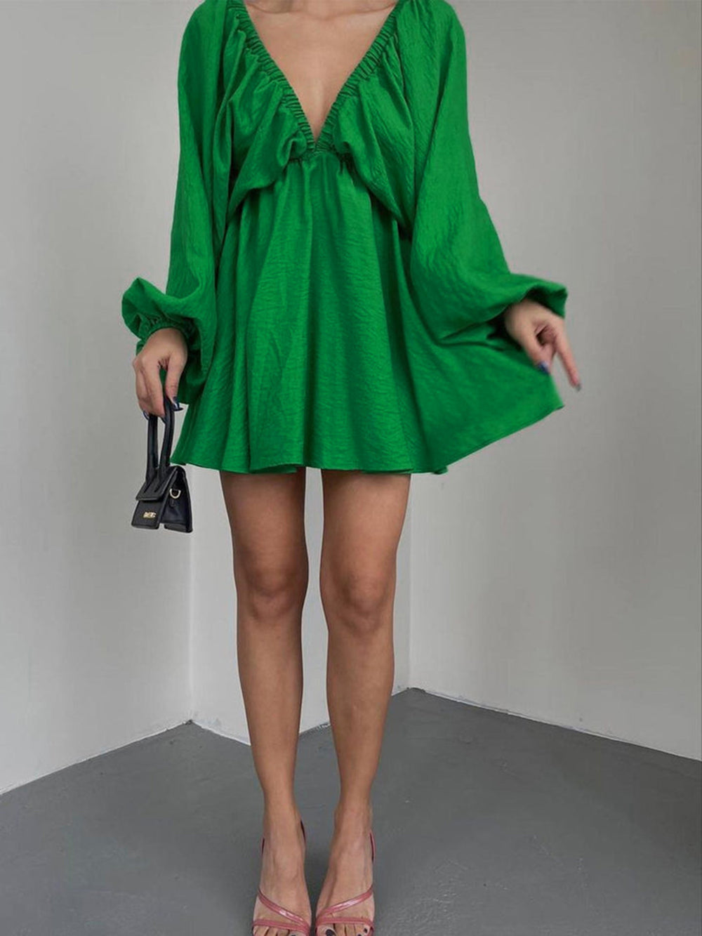 Gewebtes Skater-Minikleid mit tiefem Ausschnitt