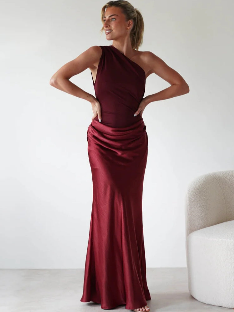 Ärmelloses Kleid mit asymmetrischem Ausschnitt