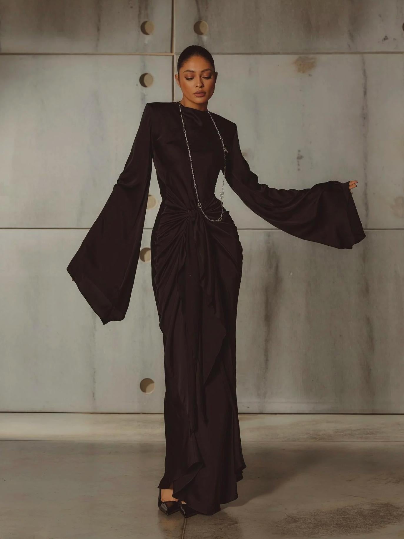 Maxikleid im Gothic-Stil mit hohem Kragen und dramatischen Ärmeln
