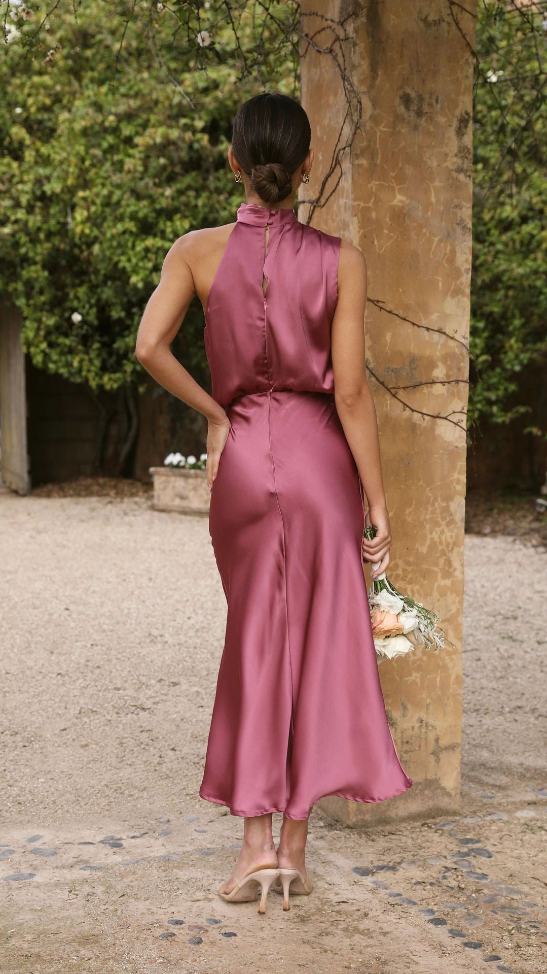 Kurzes Satiniertes Maxikleid Mit Neckholder Und Raffungen In Orchid